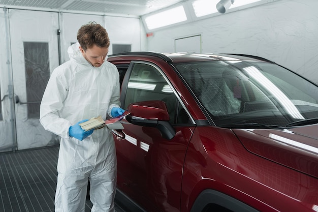 O colorista automático seleciona a cor da pintura do carro com amostras