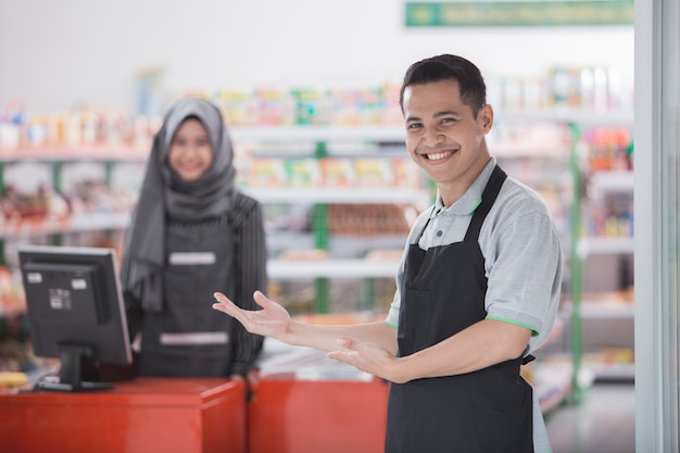 O comerciante dá as boas-vindas ao cliente.
