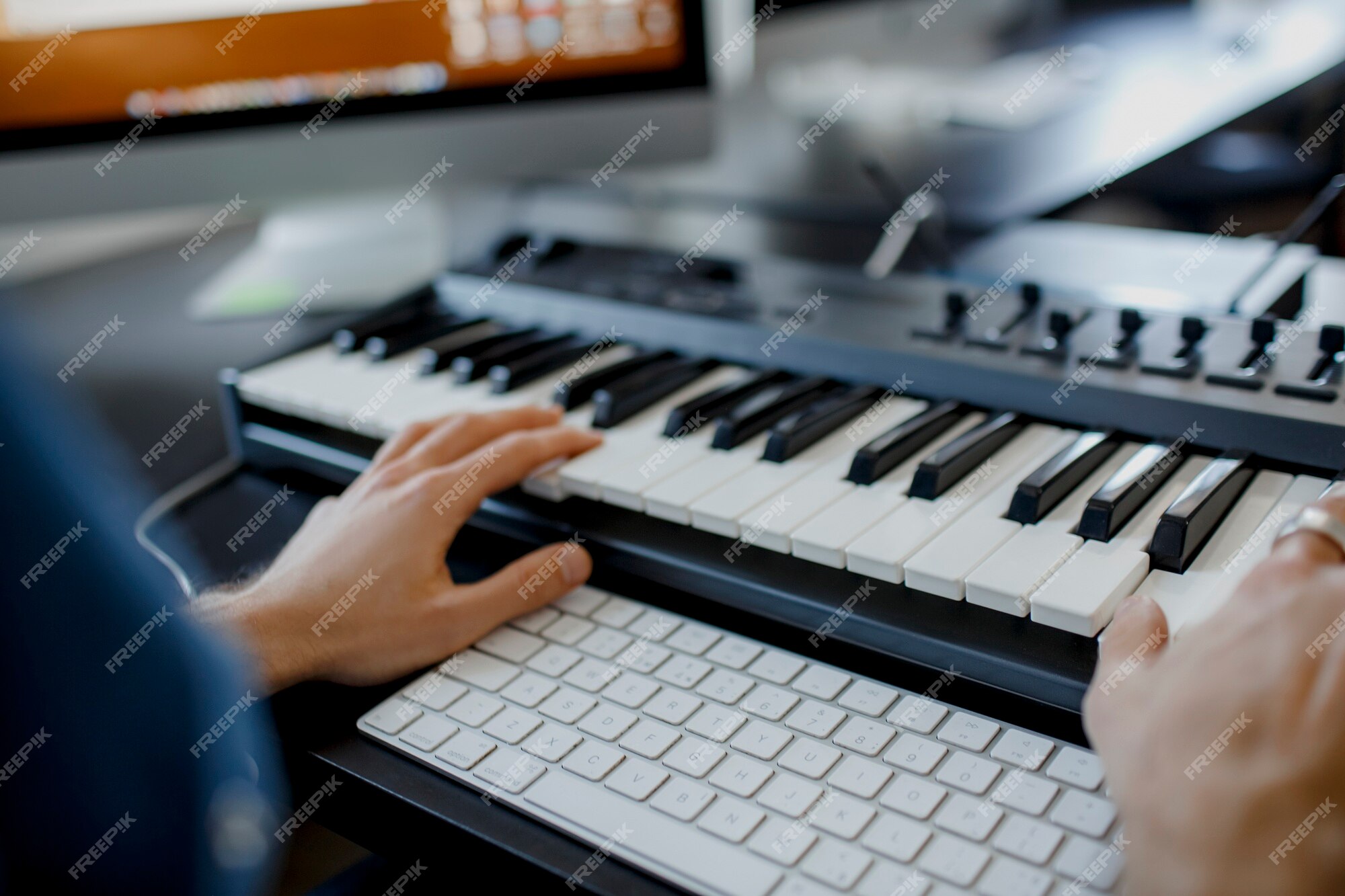 O conceito de aprendizagem de piano online uma mão toca no teclado a outra  segura o smartphone espaço de cópia de foco seletivo closeup