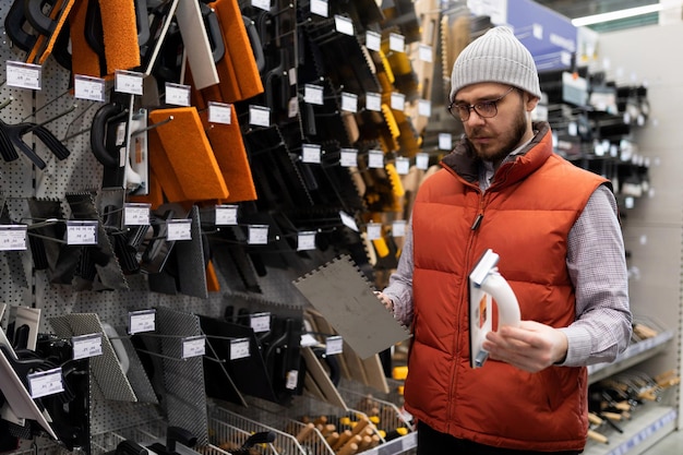 O comprador escolhe uma ferramenta de massa em sua casa