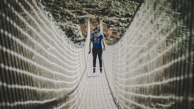 O comprimento total de um homem a saltar numa ponte.