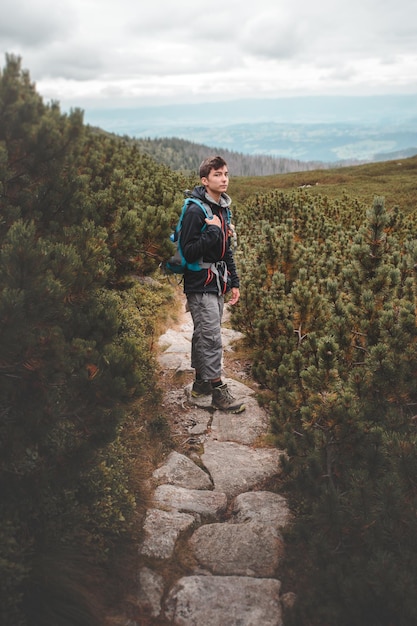 O comprimento total de um homem de pé no caminho contra o céu