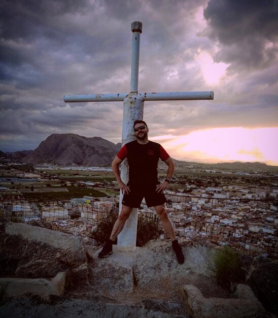 Foto o comprimento total de um jovem de pé na terra contra o céu