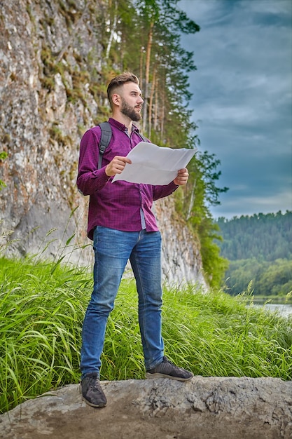 O comprimento total de um jovem de pé no campo