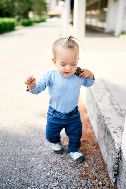 Foto o comprimento total de um menino bonito