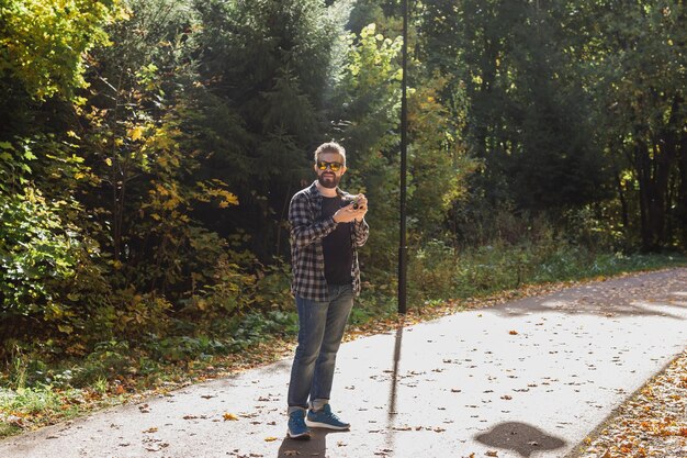 Foto o comprimento total de uma jovem de pé na floresta