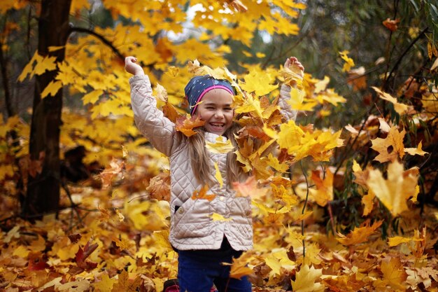 O comprimento total de uma menina com folhas de outono