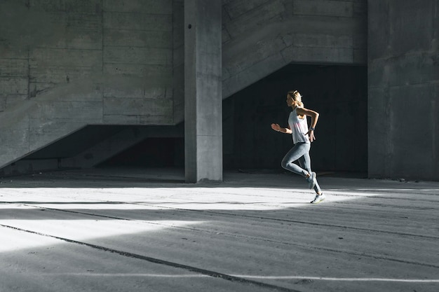 O comprimento total de uma mulher a correr contra a parede
