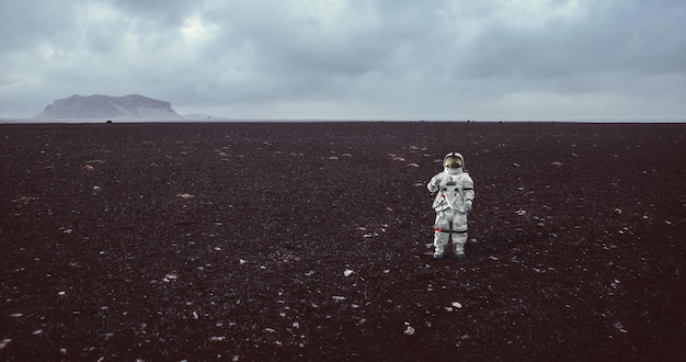 Foto o comprimento total do astronauta de pé no campo contra o céu