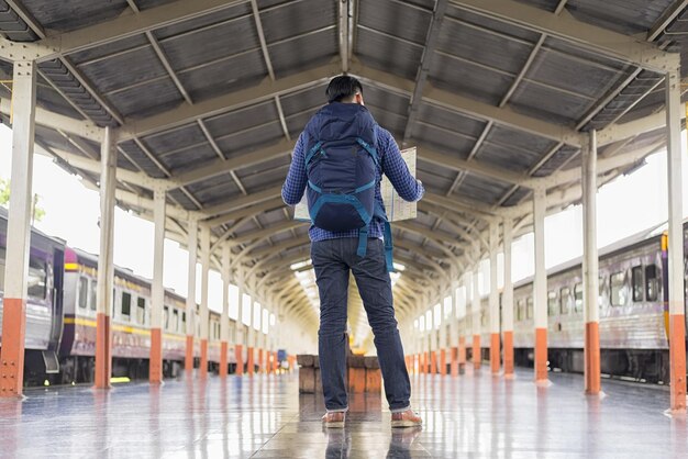 O comprimento total do mapa de leitura do turista enquanto está de pé na plataforma da estação ferroviária