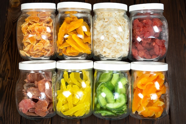 O conceito de alimentos, armazenamento e nutrição closeup de latas de frutas secas