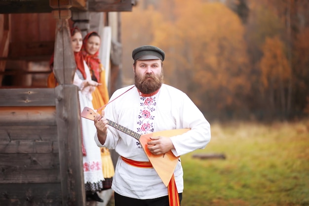 O conceito de antigas tradições de carnaval eslavo Ritos danças e roupas de adivinhação de eslavos europeus