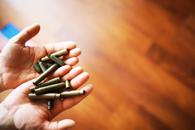 Foto o conceito de apoio em um conflito militar política de solidariedade as bandeiras estão na mesa