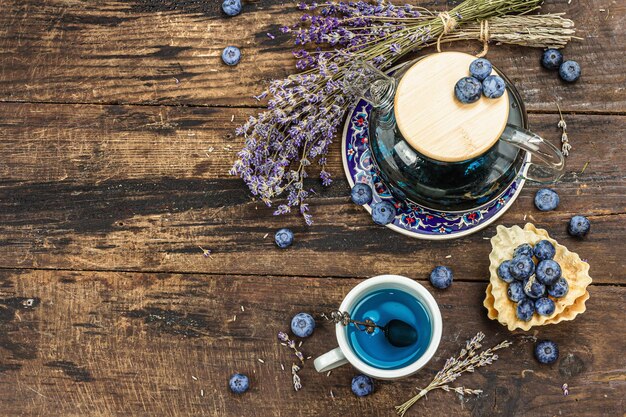 O conceito de chá de estilo rústico Flores de lavanda e mirtilos Arranjo vintage