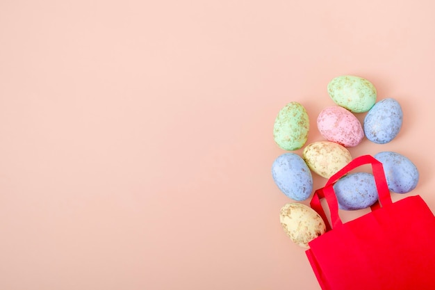 Foto o conceito de compra e venda para o saco de presentes de férias com ovos de páscoa bandeira larga em fundo bege com espaço de cópia