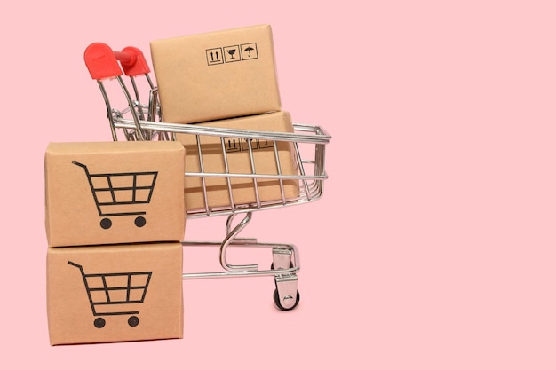 O conceito de compras e vendas de caixas de papel em uma mini cesta de ferro