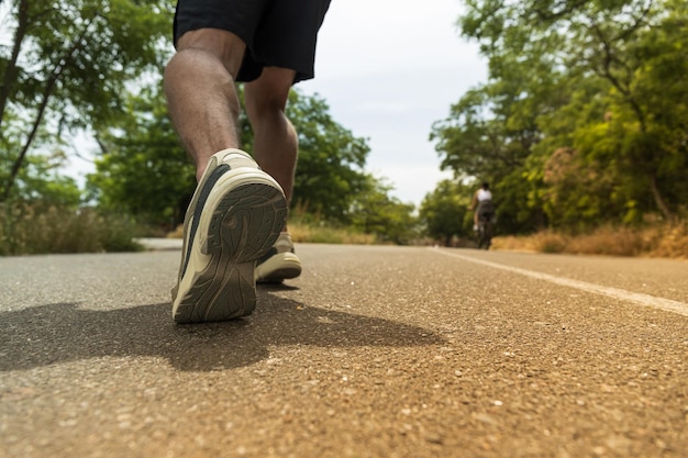 O conceito de correr em um close de pernas de caminho