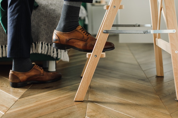 O conceito de crescimento de carreira, os pés do homem sobem as escadas