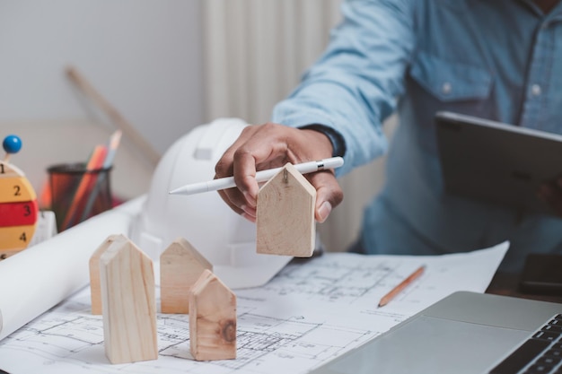 O conceito de design de um jovem arquiteto e engenheiro cria um modelo estrutural de uma casa de madeira