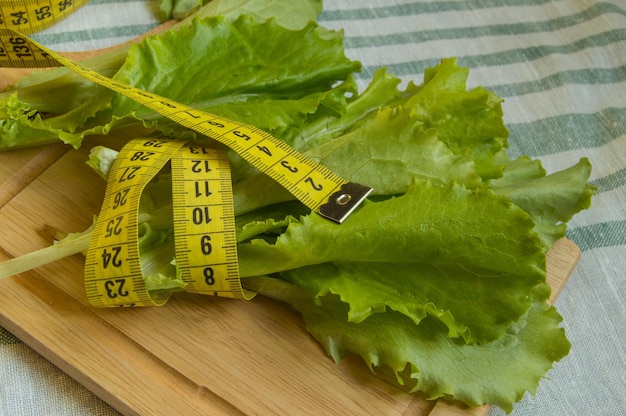O conceito de dieta e fita métrica de alface para alimentação saudável