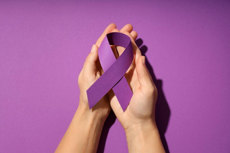Foto o conceito de eliminar a violência contra as mulheres fita roxa nas mãos