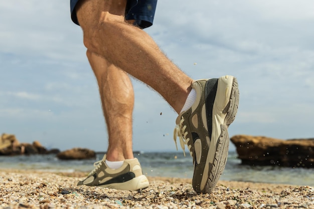 O conceito de esportes correndo nas pernas de praia closeup