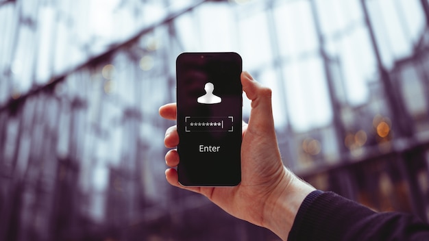 O conceito de fazer login em uma conta digitando a senha com o botão Enter no smartphone. Telefone de espera de pessoa.
