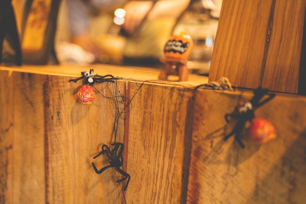 O conceito de festa de Halloween decora na decoração do café com crânio humano e abóbora no feriado