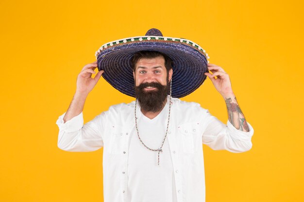 O conceito de festa mexicana viaja para o méxico para comemorar o feriado tradicional mexicano e as vendas de feriados de cinco de maio celebração mexicana homem barbudo em sombrero e poncho