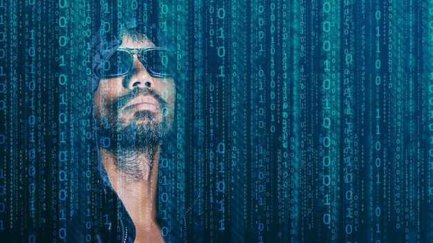 O conceito de hackers e insegurança na rede Homem de capuz desonesto ou ladrões de dados