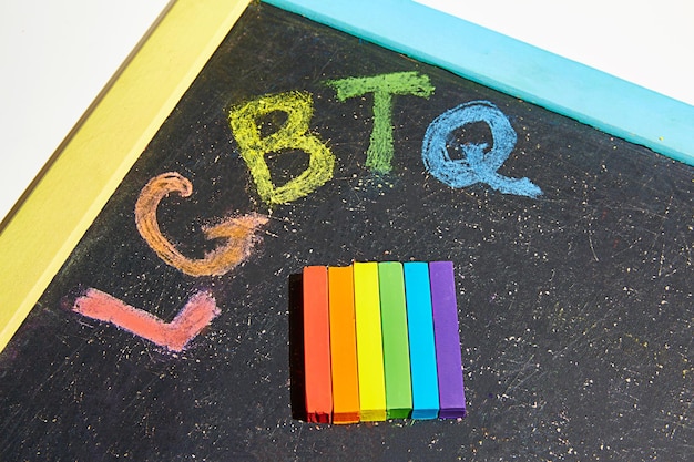 O conceito de LGBT Um arco-íris pintado em um quadro-negro