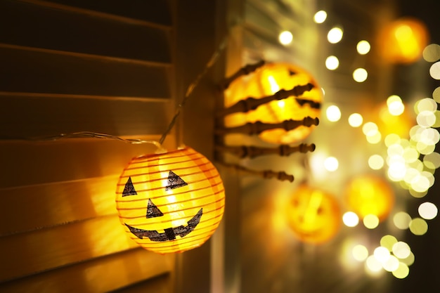 O conceito de luz na noite de halloween. forma de lâmpada redonda de abóbora usada para decorar com bokeh e copiar o espaço para o texto.