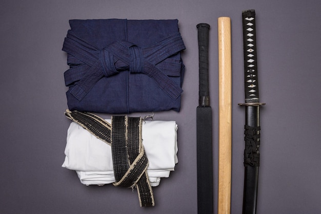 Foto o conceito de minimalismo nas artes marciais tradicionais vestuário e armas de treinamento para esgrima