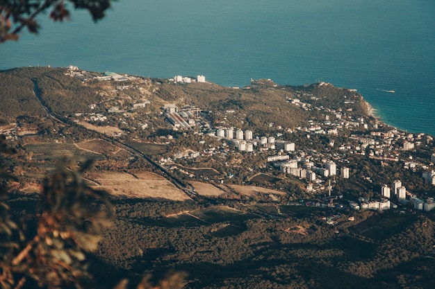 O conceito de observação do tempo, meteorologia. vento e pequenas ondas. Vista do mar, montanhas