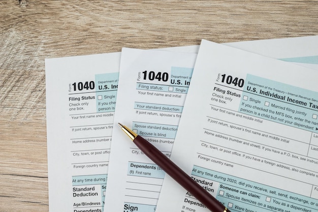 O conceito de prazo para a papelada Formulário de imposto em branco Conceito de prazo de imposto1040 formulários de impostodocumento financeiro