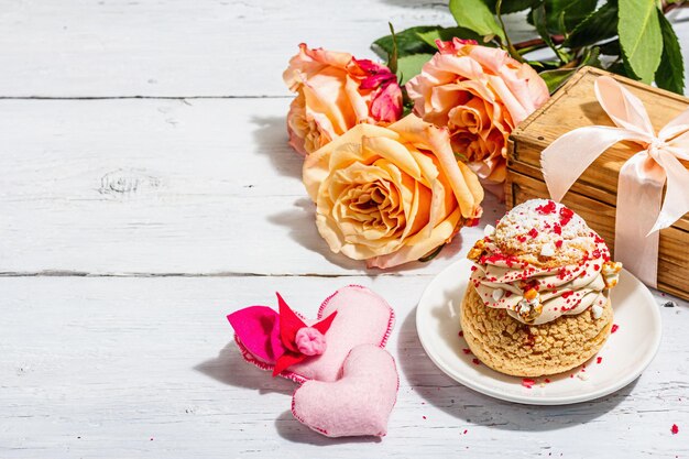 O conceito de presente romântico Bolo Shu francês hibisco chá buquê de rosas decoração festiva