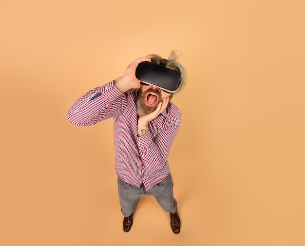 O conceito de tecnologia do futuro surpreendeu o homem em um fone de ouvido de realidade virtual.