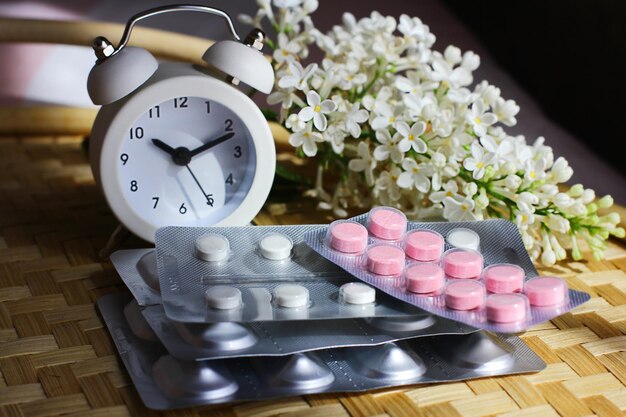 O conceito de temporada de alergia e uma forma médica de superá-lo conjuntos de medicamentos na mesa com um