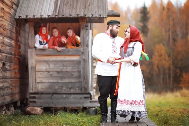 O conceito de tradições antigas. Carnaval eslavo. Ritos, danças e leitura da sorte. Trajes de eslavos europeus.