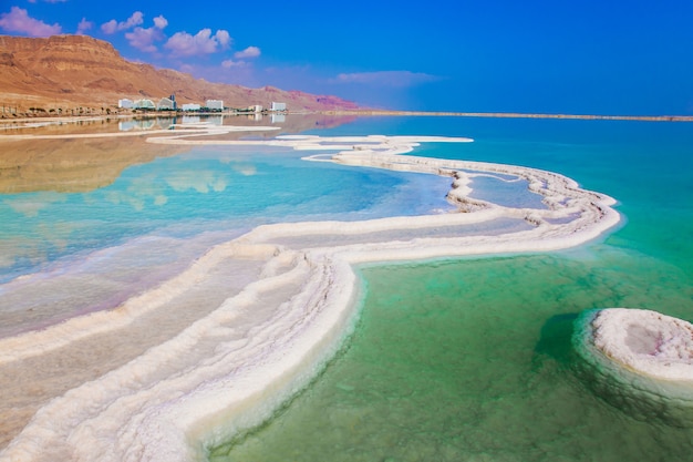 O conceito de turismo ecológico e médico Água muito salgada brilha com luz turquesa Mar Morto
