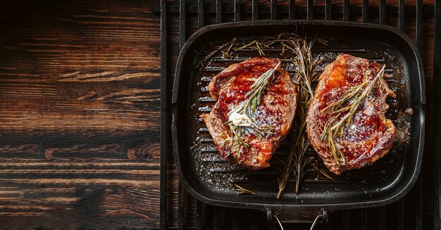 O conceito de um jantar para dois de ótimos bifes Black Angus