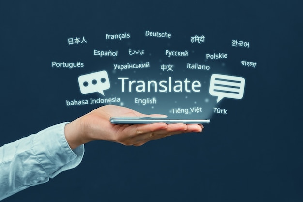 Foto o conceito de um programa para traduzir em um smartphone de diferentes idiomas