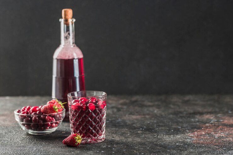 Foto o conceito de uma bebida refrescante de verão de frutas vermelhas: berry morse de morangos frescos e cranberries