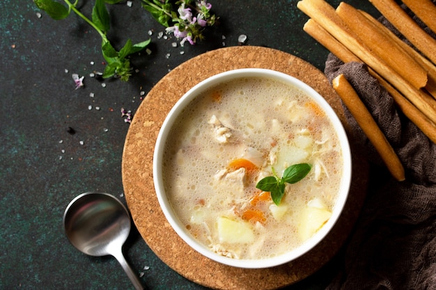 O conceito de uma sopa alimentar saudável com cream cheese de frango e cereais Vista superior Copiar espaço