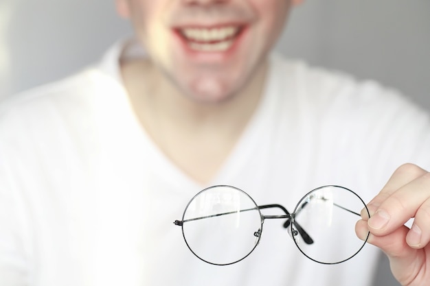 O conceito de visão deficiente Segure lentes de contato e óculos