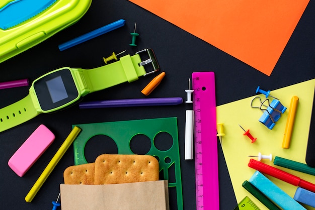 Foto o conceito de volta à escola olha artigos de papelaria dos bolinhos da linha de giz no fundo preto.