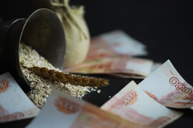 O conceito do custo do grão Notas de 5000 rublos em torno de um punhado de grãos moídos Fome mundial