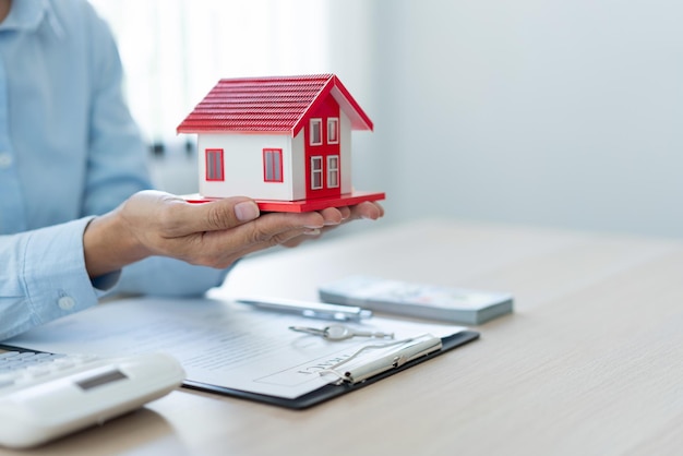 O conceito imobiliário o corretor de imóveis apresentando seu trabalho para seu cliente