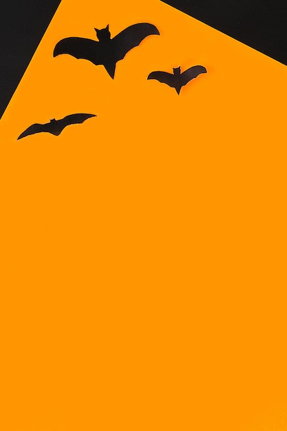 O conceito para o halloween. morcegos em fundo laranja.