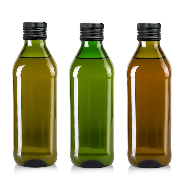O conjunto de garrafa de azeite de oliva isolado em um fundo branco. Arquivo contém traçado de recorte